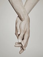 dcfe6e6c1956e993e79d7f1c6b13f9fa--couple-holding-hands-about-relationship.jpg