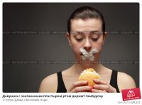 devushka-s-zakleennym-plastyrem-rtom-derzhit-gamburger-0003524231-preview.jpg