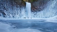 Nature___Waterfalls_Magnificent_frozen_waterfall_059173_.jpg