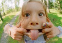 Girl-Child-Pulling-Face-Funny-PIcture.jpg