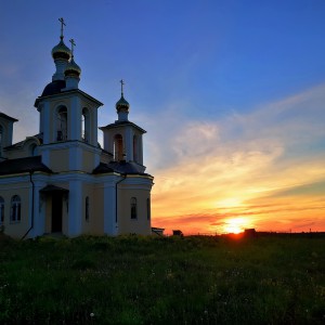 Украшен вечер золотом заката.