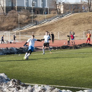 футбол среди не белых сугробов