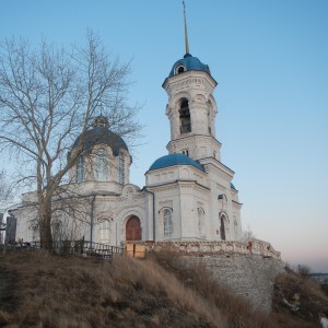 Церковь старая на косогоре...