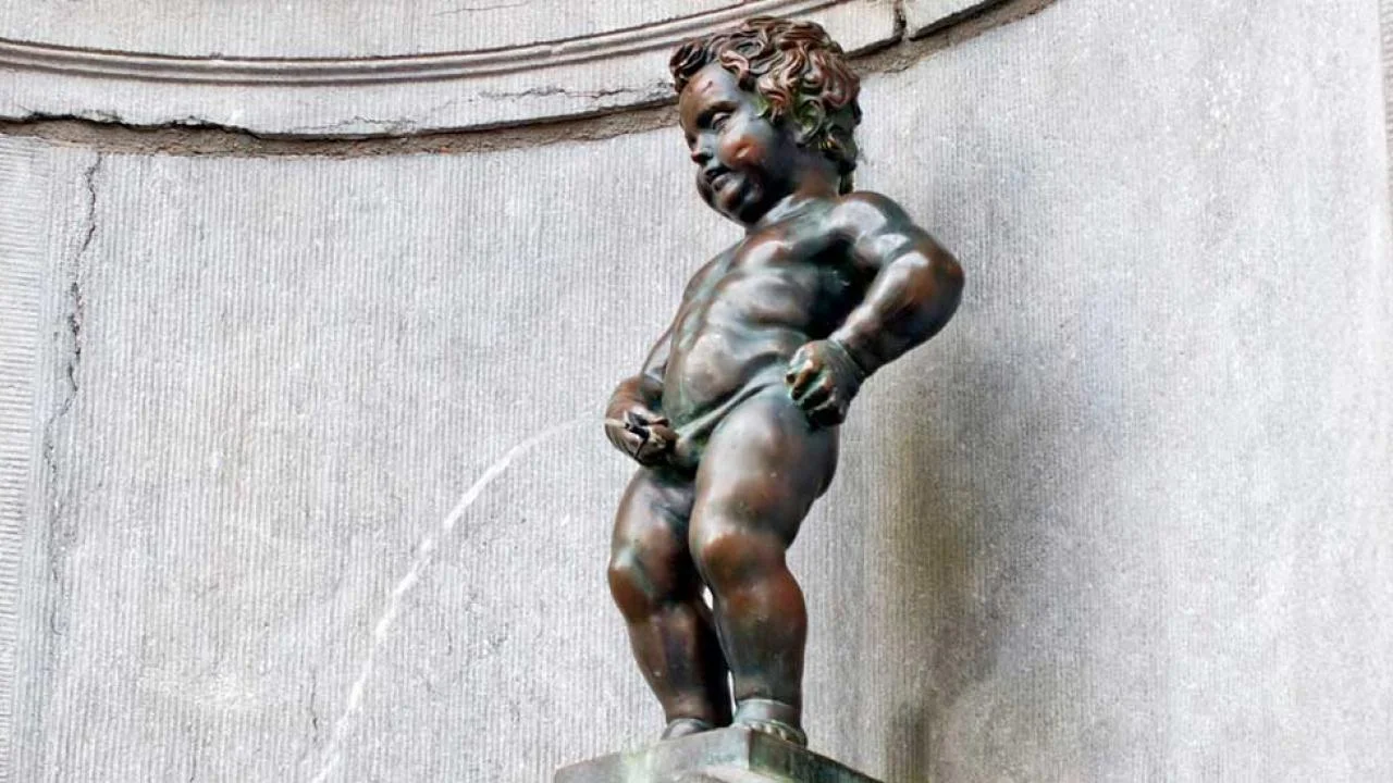 Памятник писаюшемумальчику в брюсселе. Памятник писающему мальчику. Маннекен пис статуя брюссель. Бельгия скульптура "писающий мальчик" в брюсселе. Бельгия manneken-pis.