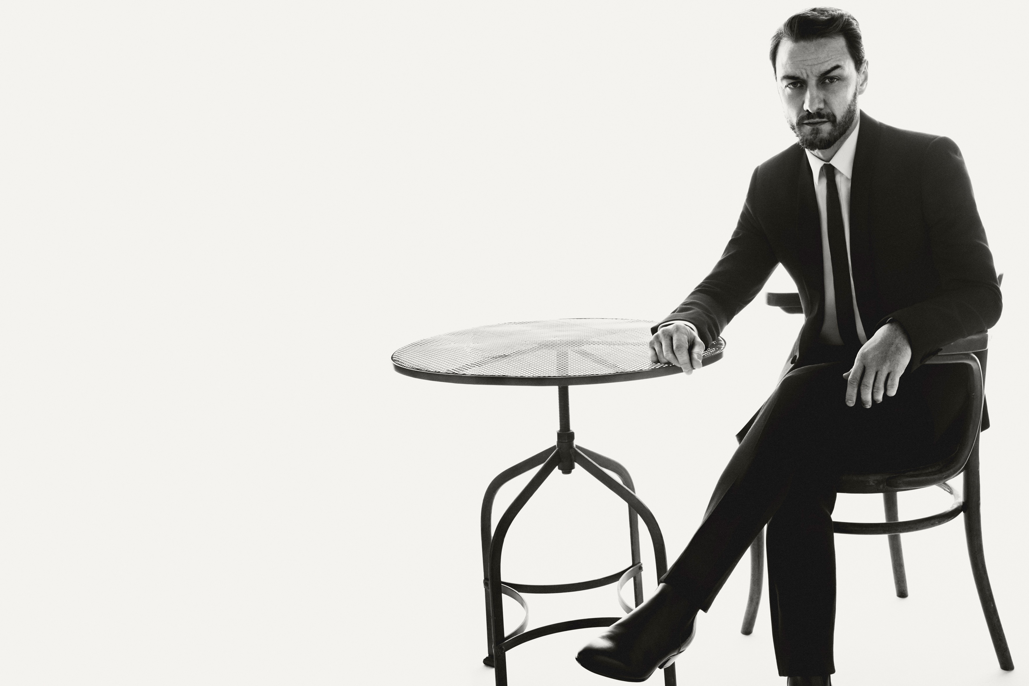 2017Men___Male_Celebrity_Actor_James_McEvoy_sits_on_a_chair_at_a_table_in_black_and_white_phot...jpg