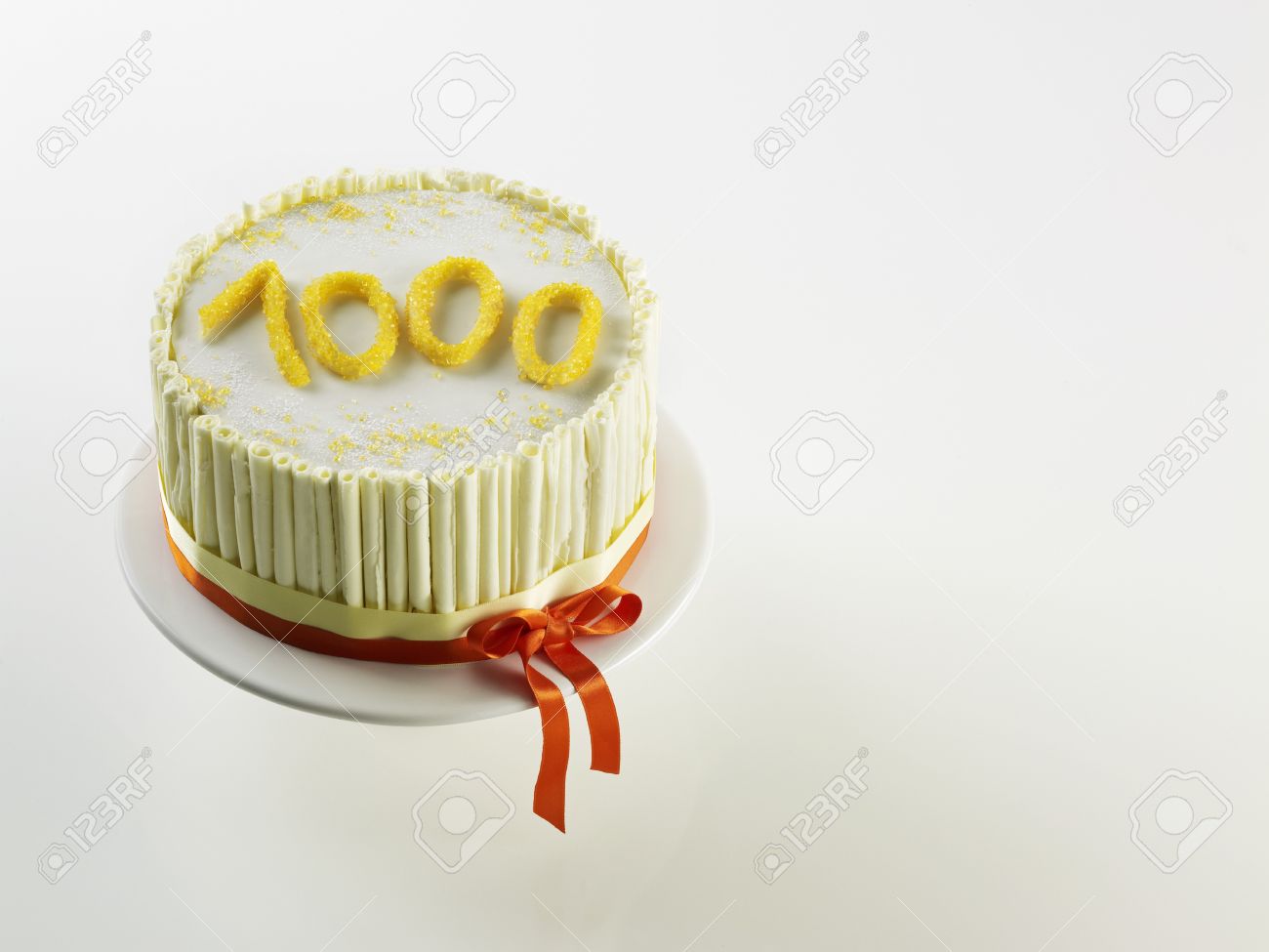 32799482-White-anniversary-cake-with-the-figure-1000--Stock-Photo.jpg