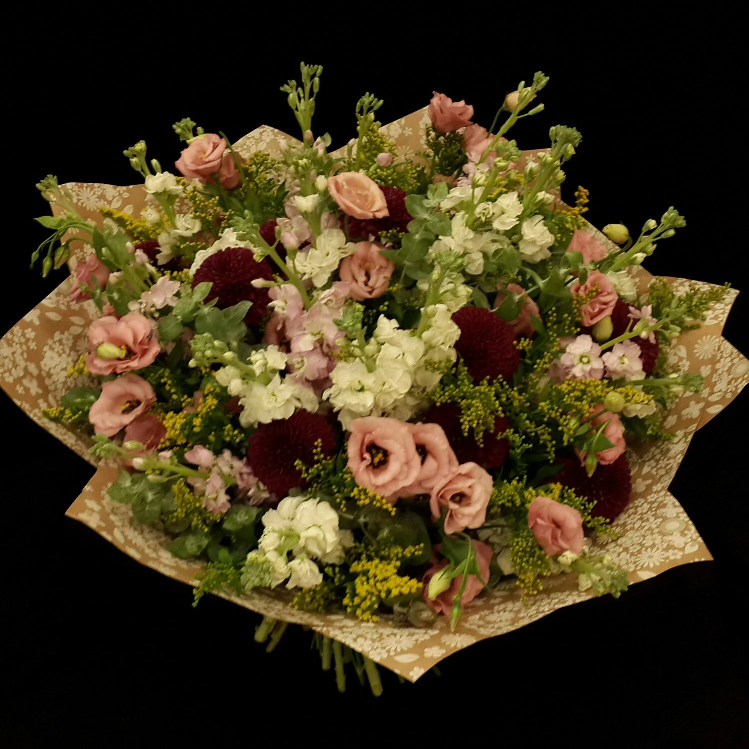 Объемный букет цветов. Объёмные букеты из цветов. Букет из роз объемный. Букет "объёмный". Объемный букет цветов.