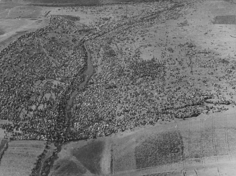 Аэрофотосъемка сборного пункта советских военнопленных в поле под Харьковом, 1942 год..jpg
