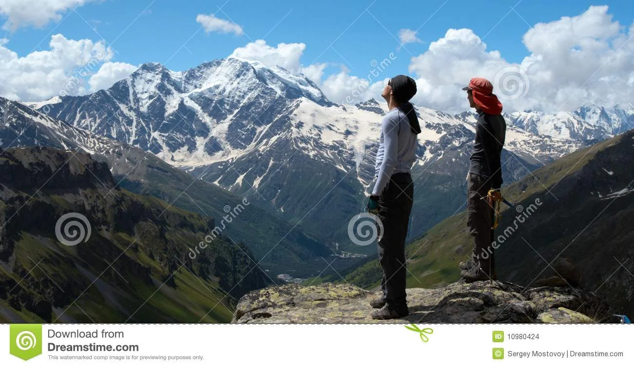 человек на фоне гор. смотря с горы. гор анастасия "2:36 по аляске". в горах два тома. влюбленная пара в горах.