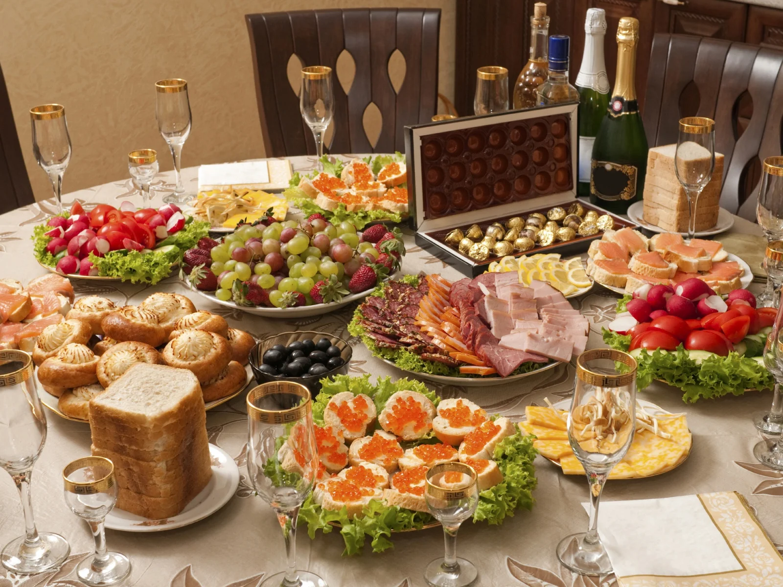 assorti-zastole-ikra-buterbrody-salat-masliny-khleb-miaso-na-jpg.864955