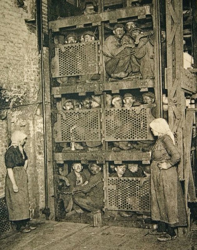 Бельгийские шахтеры в лифте, перед спуском в шахту, 1900 год..jpg