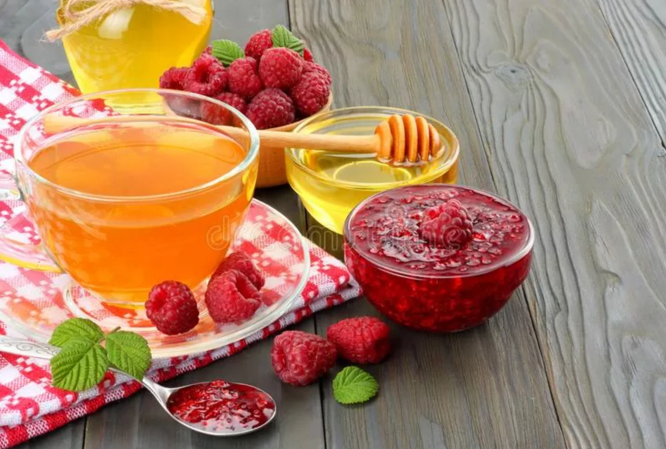 малиновый чай. чай с малиной и медом. чай с малиной. мед малина лимон. мед варенье малиновое чай.