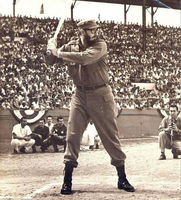 Фидель Кастро играет в бейсбол, 1959 год, Гавана.jpg