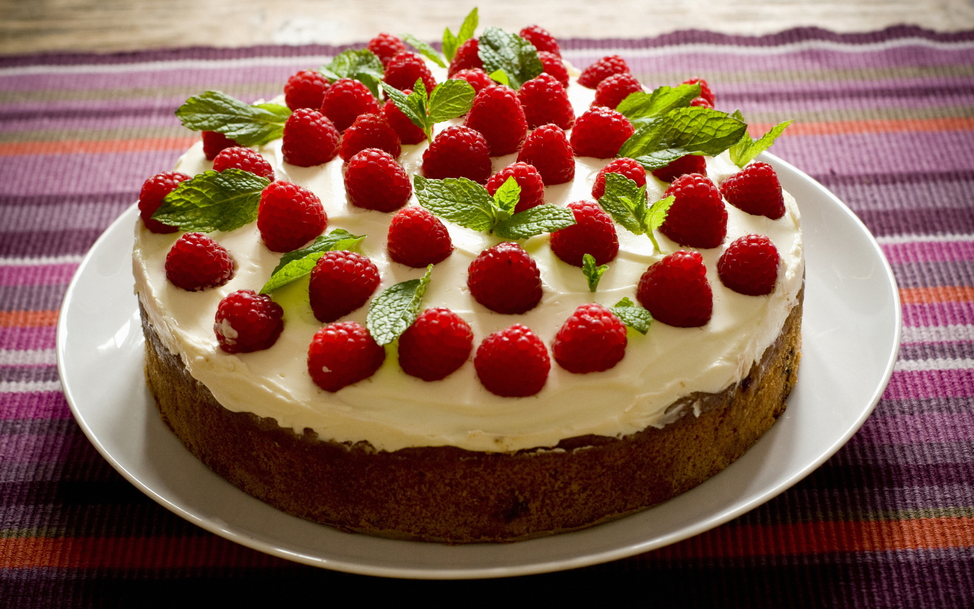 Food_Cakes_and_Sweet_Cake_with_raspberries_031169_.jpg