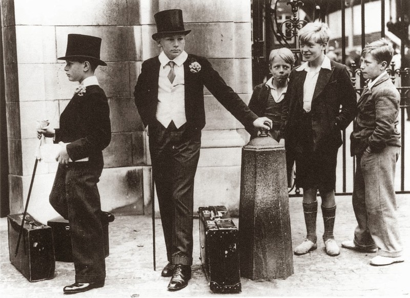 Фотография, иллюстрирующая классовое расслоение в довоенной Англии, 1937 год..jpg