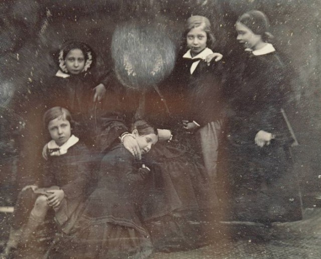 Королева Виктория с дочерьми. 1852 г., Лондон.jpg