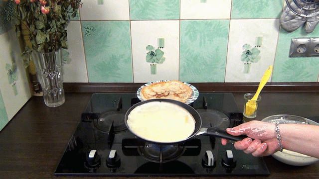 Сковородка на плите. Котлеты на сковороде. Переворачивать еду. Кухонные щипцы для переворачивания силиконовые. Жареная рыба на сковороде.