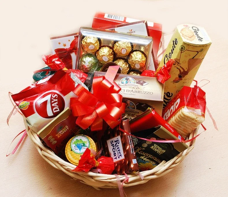 какие сладости можно подарить на новый год. сладкие наборы на новый год. новогодний набор сладостей. идеи подарков на новый год детям. необычные подарки на новый год.