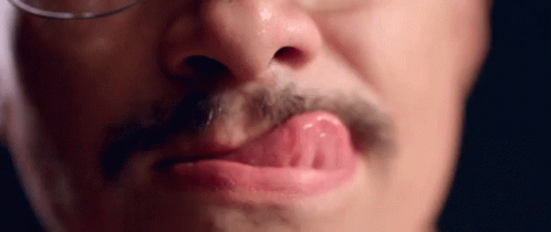 Мужчина облизывает губы
