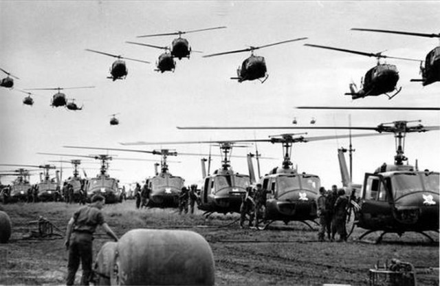 Вертолеты американской армии летят на военную базу в 80 км к северо–востоку от Сайгона, 1966 г..jpg