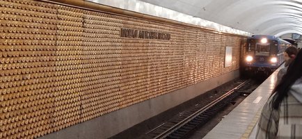 прибывающий поезд в питерском метро.jpg