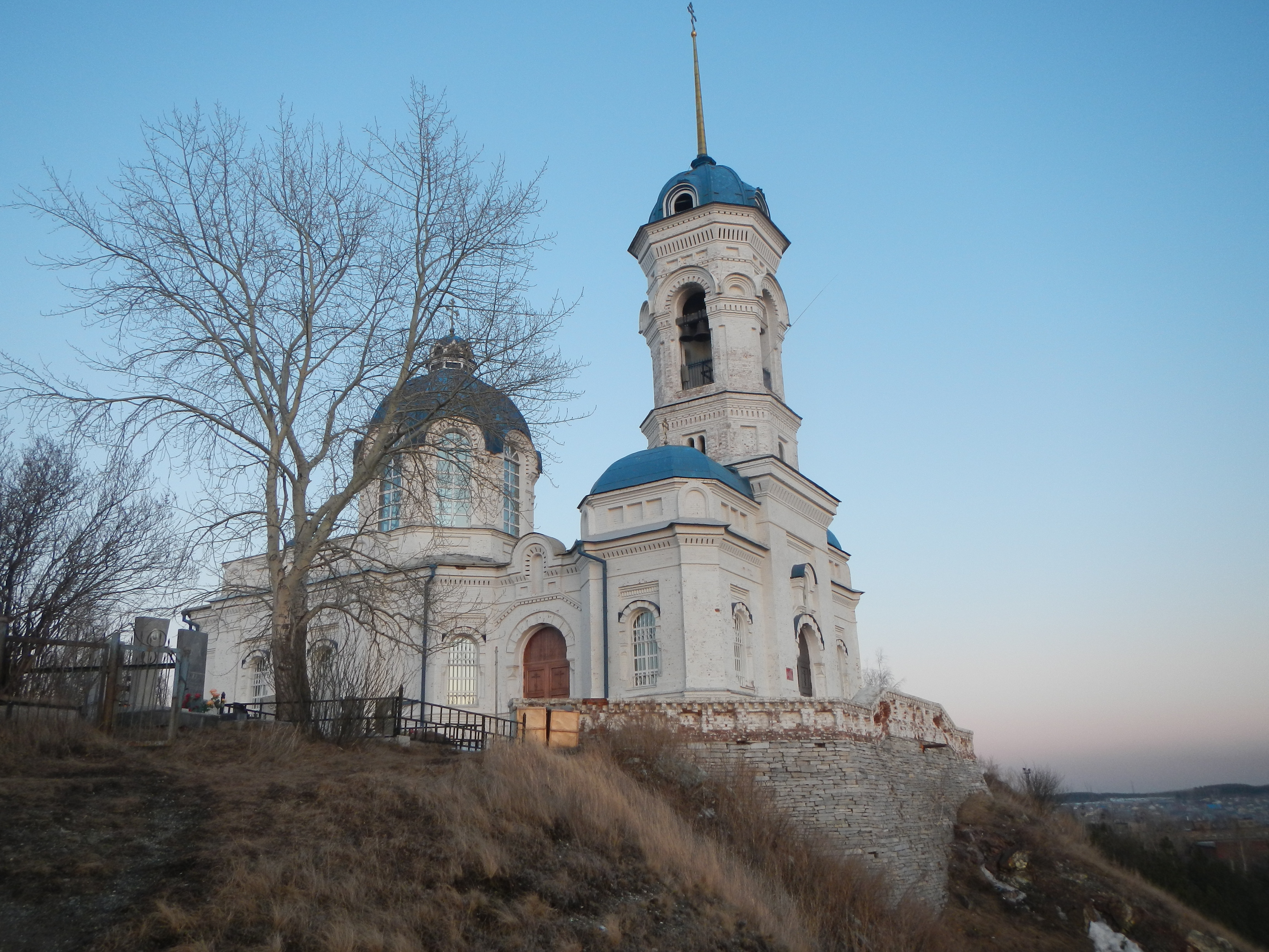 Церковь старая на косогоре...