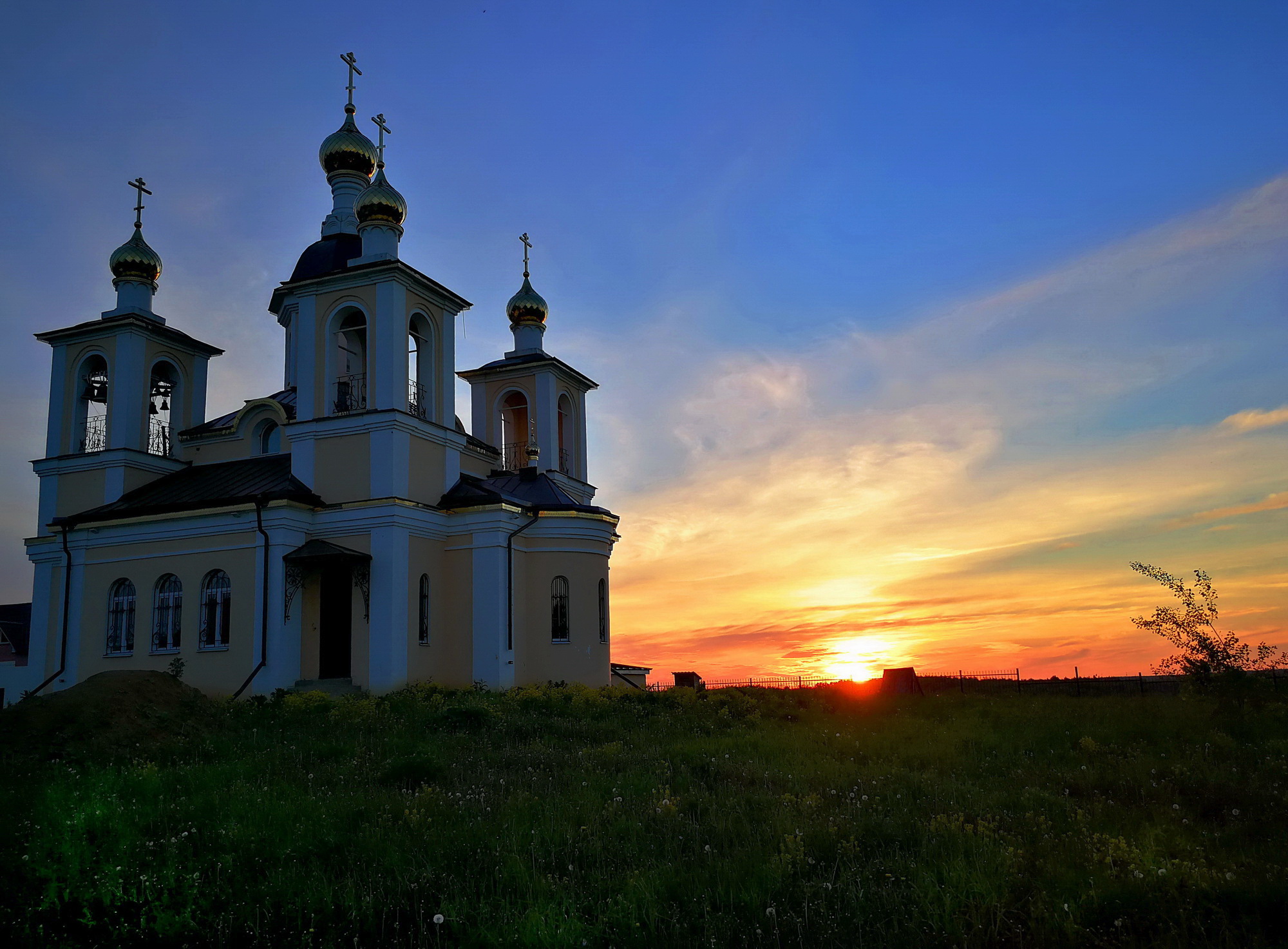 Украшен вечер золотом заката.