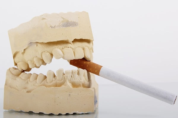 курение после удаления зуба может спровоцировать осложнения