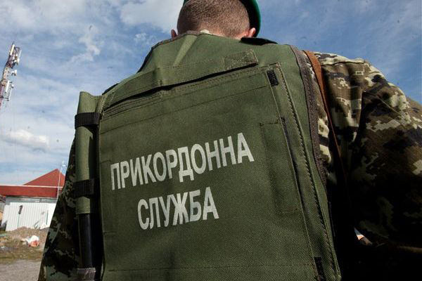 Украинские пограничники обнаружили два тайника с контрабандными сигаретами