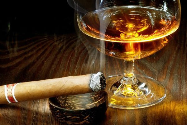 Специалисты объясняют причину желания закурить после употребления алкоголя