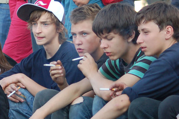 Родители жалуются в Общественную палату РФ на курение в детских летних лагерях