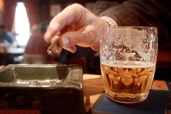 Отказ от курения позволяет сократить количество потребляемого алкоголя
