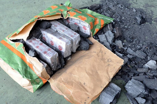 В поисках контрабандных сигарет таможенникам пришлось вскрыть более 3,5 тыс. мешков с углем
