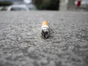 Один сигаретный окурок содержит около 200 токсичных ядов