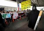 Активисты из Тайланда оделись в костюмы смерти