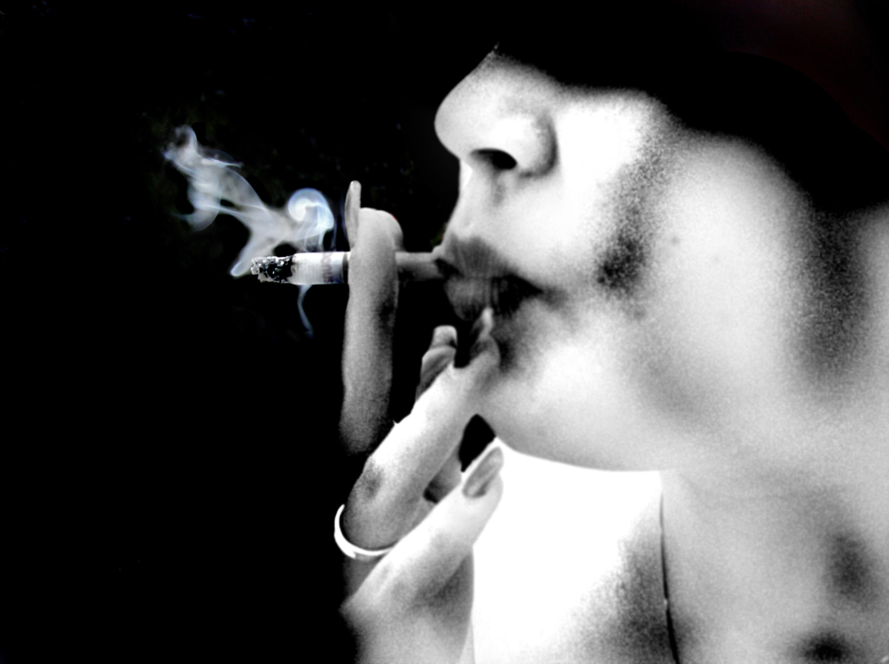 Курят и слушают рок. Девушка курит. Курящий парень. Картинки курящей девушки. Курящий мужчина и женщина.